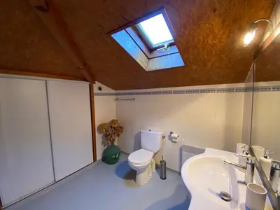 Salle de bains dans l'établissement Villa 3 chambres avec parking et accès piscine - FR-1-413-106