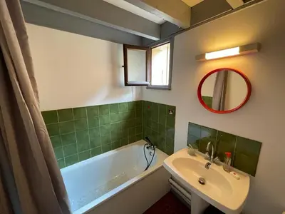 Salle de bains dans l'établissement Charmante maisonnette proche du port avec parking et animaux acceptés - FR-1-413-100