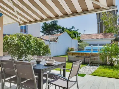 Jardin de l'établissement Villa confortable avec piscine, proche plage, 3 chambres, grand séjour, patio, WIFI, équipement complet - FR-1-413-87