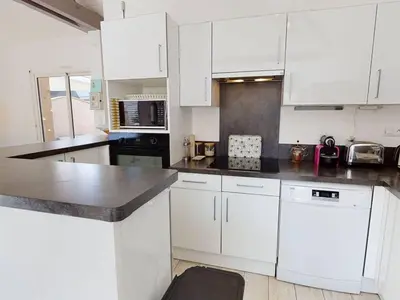 Cuisine ou kitchenette dans l'établissement Villa confortable avec piscine, proche plage, 3 chambres, grand séjour, patio, WIFI, équipement complet - FR-1-413-87