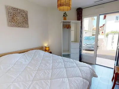 Un ou plusieurs lits dans un hébergement de l'établissement Villa confortable avec piscine, proche plage, 3 chambres, grand séjour, patio, WIFI, équipement complet - FR-1-413-87