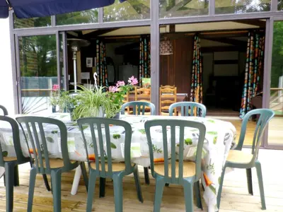 Restaurant ou autre lieu de restauration dans l'établissement Villa en pleine nature à Escource avec piscine privée