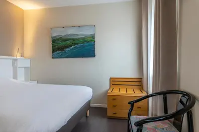 Un ou plusieurs lits dans un hébergement de l'établissement Logis Hôtel de L'Océan