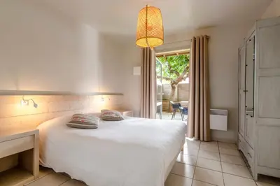 Un ou plusieurs lits dans un hébergement de l'établissement Logis Hôtel de L'Océan