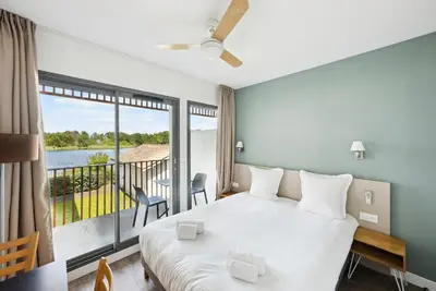 Un ou plusieurs lits dans un hébergement de l'établissement All Suites Appart Hôtel - Bassin d'Arcachon - Dune du Pilat