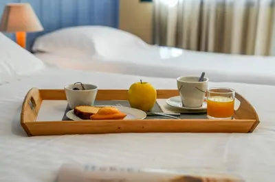 Un ou plusieurs lits dans un hébergement de l'établissement Hotel Le Pavillon Bleu