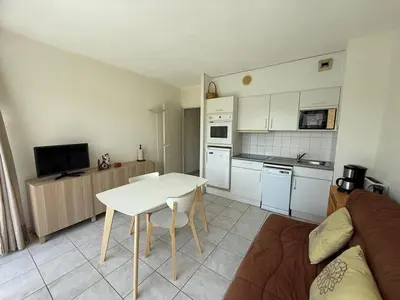 Cuisine ou kitchenette dans l'établissement T2 avec terrasse, animaux acceptés, parking - FR-1-379-113