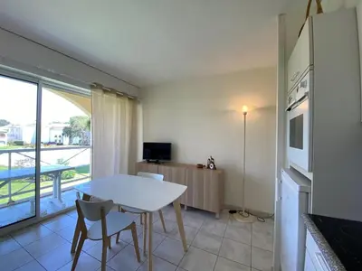 Télévision ou salle de divertissement dans l'établissement T2 avec terrasse, animaux acceptés, parking - FR-1-379-113