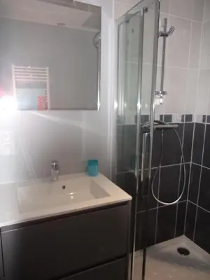 Salle de bains dans l'établissement Gite T2 Tarnos avec piscine