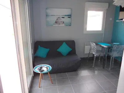 Coin salon dans l'établissement Gite T2 Tarnos avec piscine