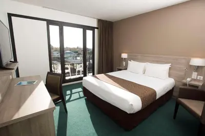 Un ou plusieurs lits dans un hébergement de l'établissement Brit Hotel du Lac