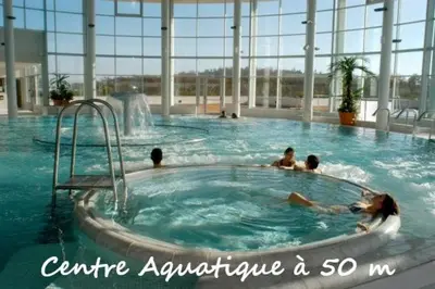 Piscine de l'établissement Brit Hotel du Lac ou située à proximité
