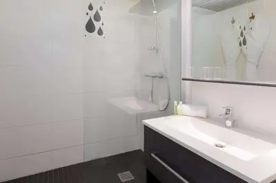 Salle de bains dans l'établissement Brit Hotel du Lac
