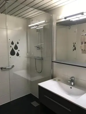 Salle de bains dans l'établissement Brit Hotel du Lac