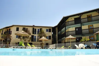 Piscine de l'établissement Village Vacances Le Junka ou située à proximité