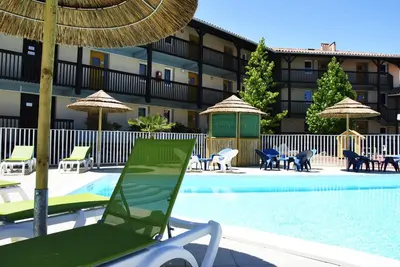 Piscine de l'établissement Village Vacances Le Junka ou située à proximité
