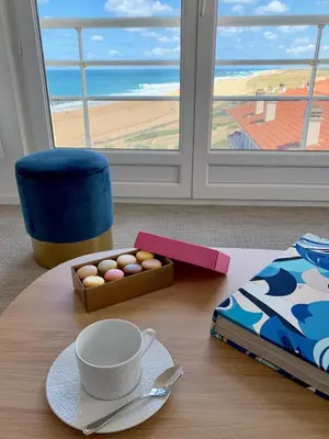 Vue générale sur la mer ou vue sur la mer prise depuis l'appartement
