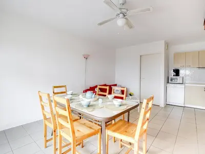 Cuisine ou kitchenette dans l'établissement Duplex T4 à Biscarrosse Plage - 50m de l'Océan, Terrasse, Parking Privé, 6 Couchages - FR-1-521-12
