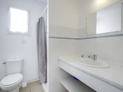 Salle de bains dans l'établissement Bel appartement T3 à 50m de la plage, balcon, parking, pour 4 - FR-1-521-14