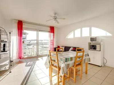 Cuisine ou kitchenette dans l'établissement Bel appartement T3 à 50m de la plage, balcon, parking, pour 4 - FR-1-521-14