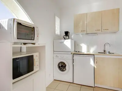 Cuisine ou kitchenette dans l'établissement Bel appartement T3 à 50m de la plage, balcon, parking, pour 4 - FR-1-521-14