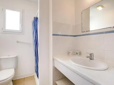 Salle de bains dans l'établissement Appartement T3 avec Terrasse - à 50m de la Plage de Biscarrosse, Parking Privé Inclus - FR-1-521-15