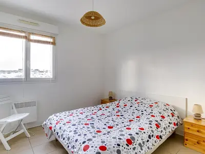 Un ou plusieurs lits dans un hébergement de l'établissement Appartement T3 avec Terrasse - à 50m de la Plage de Biscarrosse, Parking Privé Inclus - FR-1-521-15