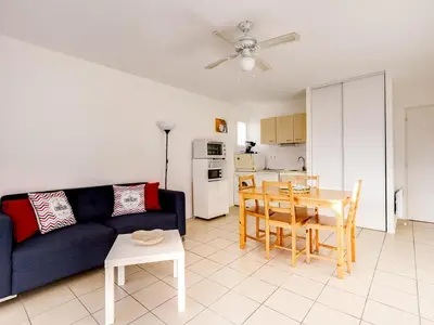 Cuisine ou kitchenette dans l'établissement Appartement T3 avec Terrasse - à 50m de la Plage de Biscarrosse, Parking Privé Inclus - FR-1-521-15