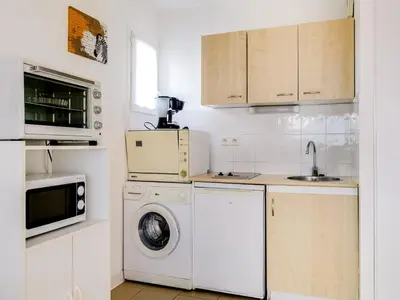 Cuisine ou kitchenette dans l'établissement Appartement T3 avec Terrasse - à 50m de la Plage de Biscarrosse, Parking Privé Inclus - FR-1-521-15