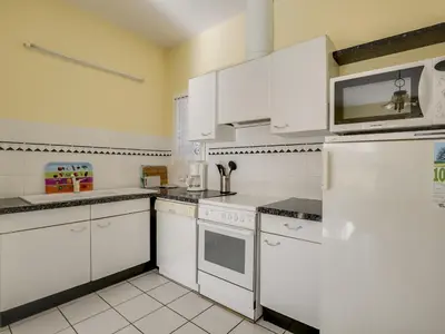 Cuisine ou kitchenette dans l'établissement Villa 2 chambres proche plage, jardin, véranda, clim, wifi à Biscarrosse - FR-1-521-19