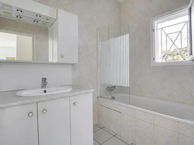Salle de bains dans l'établissement Villa 2 chambres proche plage, jardin, véranda, clim, wifi à Biscarrosse - FR-1-521-19