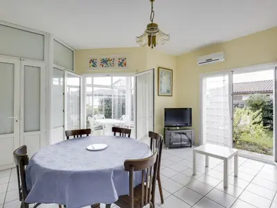 Télévision ou salle de divertissement dans l'établissement Villa 2 chambres proche plage, jardin, véranda, clim, wifi à Biscarrosse - FR-1-521-19