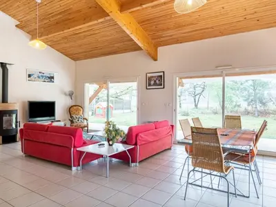 Coin salon dans l'établissement Grande maison familiale 4 chambres, 140m², proche forêt, terrasse et jardin clos, Biscarrosse - FR-1-521-22