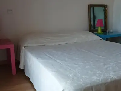 Un ou plusieurs lits dans un hébergement de l'établissement Grande maison familiale 4 chambres, 140m², proche forêt, terrasse et jardin clos, Biscarrosse - FR-1-521-22
