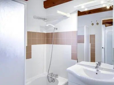 Salle de bains dans l'établissement Maison T2 mezzanine près de l'océan - 5/6 personnes - terrasse et parking privé - 40600 Biscarrosse - FR-1-521-23