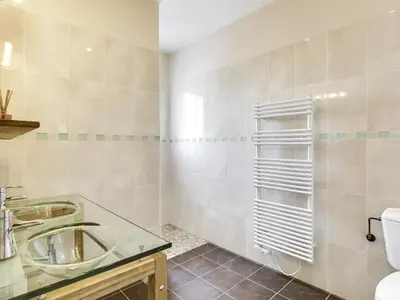 Salle de bains dans l'établissement Maison T3, proche océan et centre, terrasse privative, parking, 300m plage - Biscarrosse Plage - FR-1-521-31