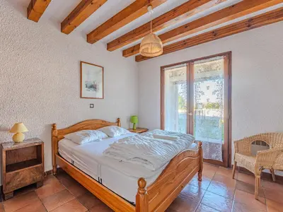 Un ou plusieurs lits dans un hébergement de l'établissement Maison chaleureuse avec terrasse et jardin, proche plage et centre-ville - 6 pers, Biscarrosse - FR-1-521-34