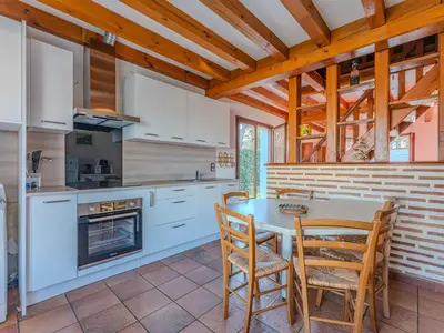 Cuisine ou kitchenette dans l'établissement Maison chaleureuse avec terrasse et jardin, proche plage et centre-ville - 6 pers, Biscarrosse - FR-1-521-34