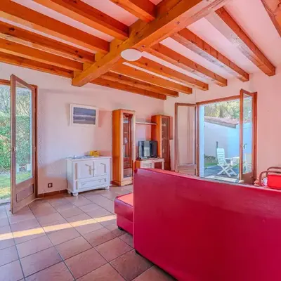 Maison chaleureuse avec terrasse et jardin