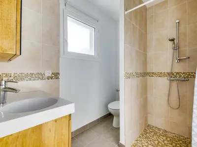 Salle de bains dans l'établissement Maison contemporaine Biscarrosse, 7 pers., 3 ch., Wi-Fi, sur terrain 700m², proche activités et plages - FR-1-521-44
