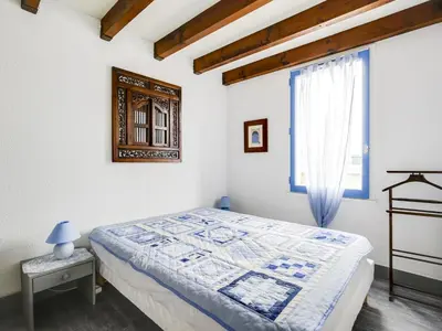 Un ou plusieurs lits dans un hébergement de l'établissement Charmante maison T2 avec mezzanine, terrasse et parking, à 350m de la plage – idéal pour 4 personnes - FR-1-521-51