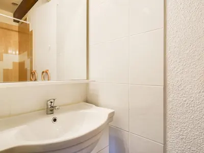 Salle de bains dans l'établissement Charmante maison T2 avec mezzanine, terrasse et parking, à 350m de la plage – idéal pour 4 personnes - FR-1-521-51
