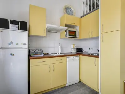 Cuisine ou kitchenette dans l'établissement Charmante maison T2 avec mezzanine, terrasse et parking, à 350m de la plage – idéal pour 4 personnes - FR-1-521-51