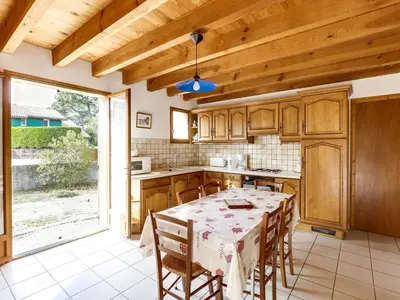 Cuisine ou kitchenette dans l'établissement Biscarrosse Plage: Villa 4 pièces avec terrasse, proche océan - FR-1-521-54