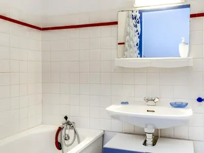 Salle de bains dans l'établissement Studio Cabine à Biscarrosse Plage - 300m de la Mer, Balcon Sud, Parking Privé - FR-1-521-61
