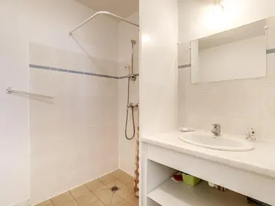 Salle de bains dans l'établissement Biscarrosse Plage : T2 avec Terrasse, à 50m de l’Océan et Proche Centre, Parking Privé - FR-1-521-62