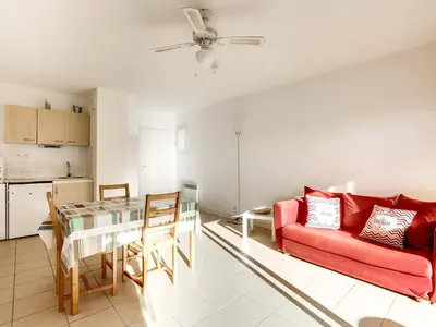 Cuisine ou kitchenette dans l'établissement Biscarrosse Plage : T2 avec Terrasse, à 50m de l’Océan et Proche Centre, Parking Privé - FR-1-521-62