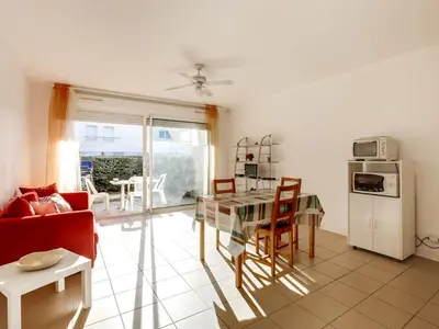Cuisine ou kitchenette dans l'établissement Biscarrosse Plage : T2 avec Terrasse, à 50m de l’Océan et Proche Centre, Parking Privé - FR-1-521-62