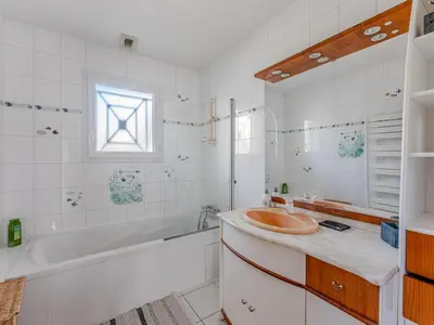 Salle de bains dans l'établissement Maison 6 pers, jardin clos, calme, proche plage, animaux admis, parking, WIFI - FR-1-521-65