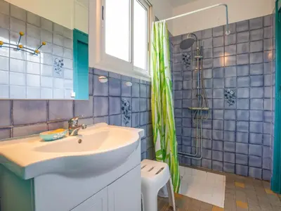 Salle de bains dans l'établissement Maison T2 avec jardin clos, proche commerces et mer - 4 personnes - Biscarrosse Plage - FR-1-521-66